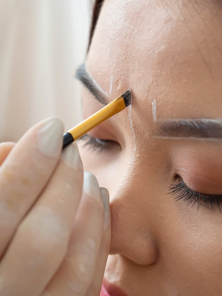 https://essencaclinic.com/wp-content/uploads/2024/12/Eyebrow-Transplant2-min.jpg